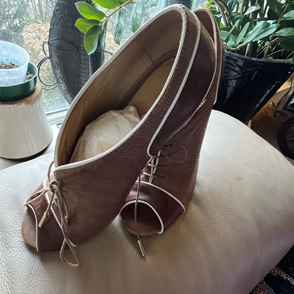 Size6 1/2
Designer L.A.M.B shoe
Very classy peep toe oxford style
Gently worn - Picture 4 of 9